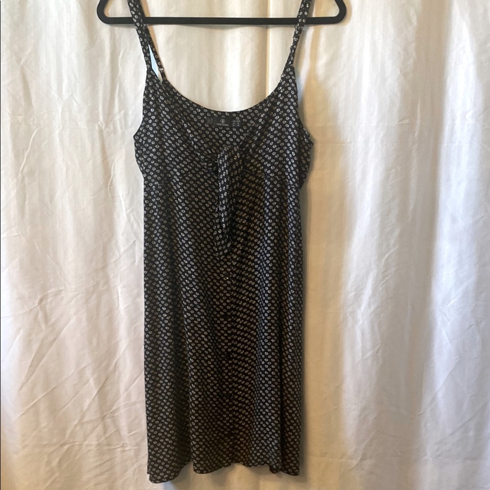 VOLCOM Black & White floral sundress with POCKETS! 😃